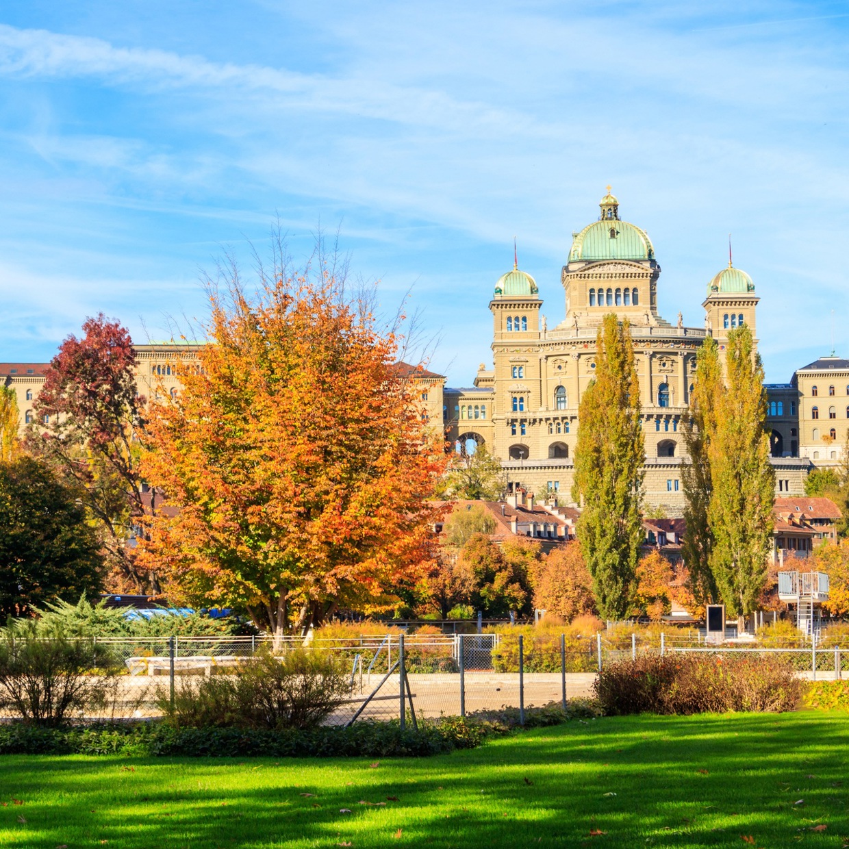 Bundeshaus umgeben von herbstlichen Bäumen